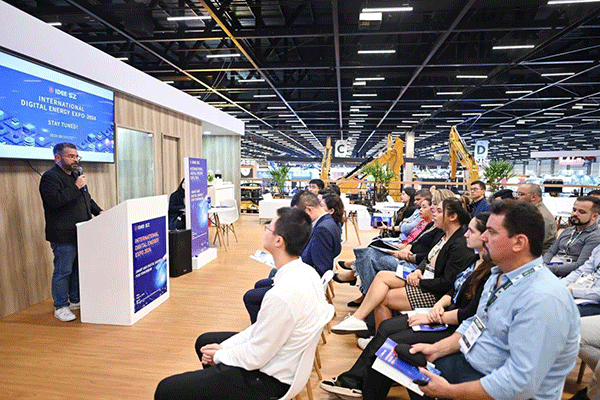 當(dāng)?shù)貢r(shí)間4月26日，深圳市發(fā)展和改革委員會(huì)在巴西圣保羅國(guó)際工程機(jī)械及礦山機(jī)械展上舉行專題推介會(huì)，介紹將于今年下半年在深圳市舉辦的2024國(guó)際數(shù)字能源展。 2024國(guó)際數(shù)字能源展組委會(huì)供圖