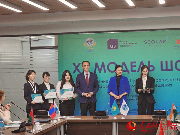 中國代表榮獲“最佳代表”獎。人民網(wǎng)記者 李強(qiáng)攝