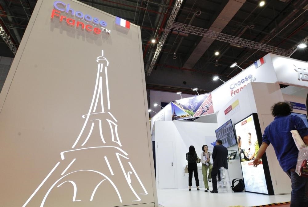 2019年11月5日，第二屆中國國際進(jìn)口博覽會(huì)在上海國家會(huì)展中心開幕。這是參觀者走過法國國家館。新華社記者 張玉薇 攝