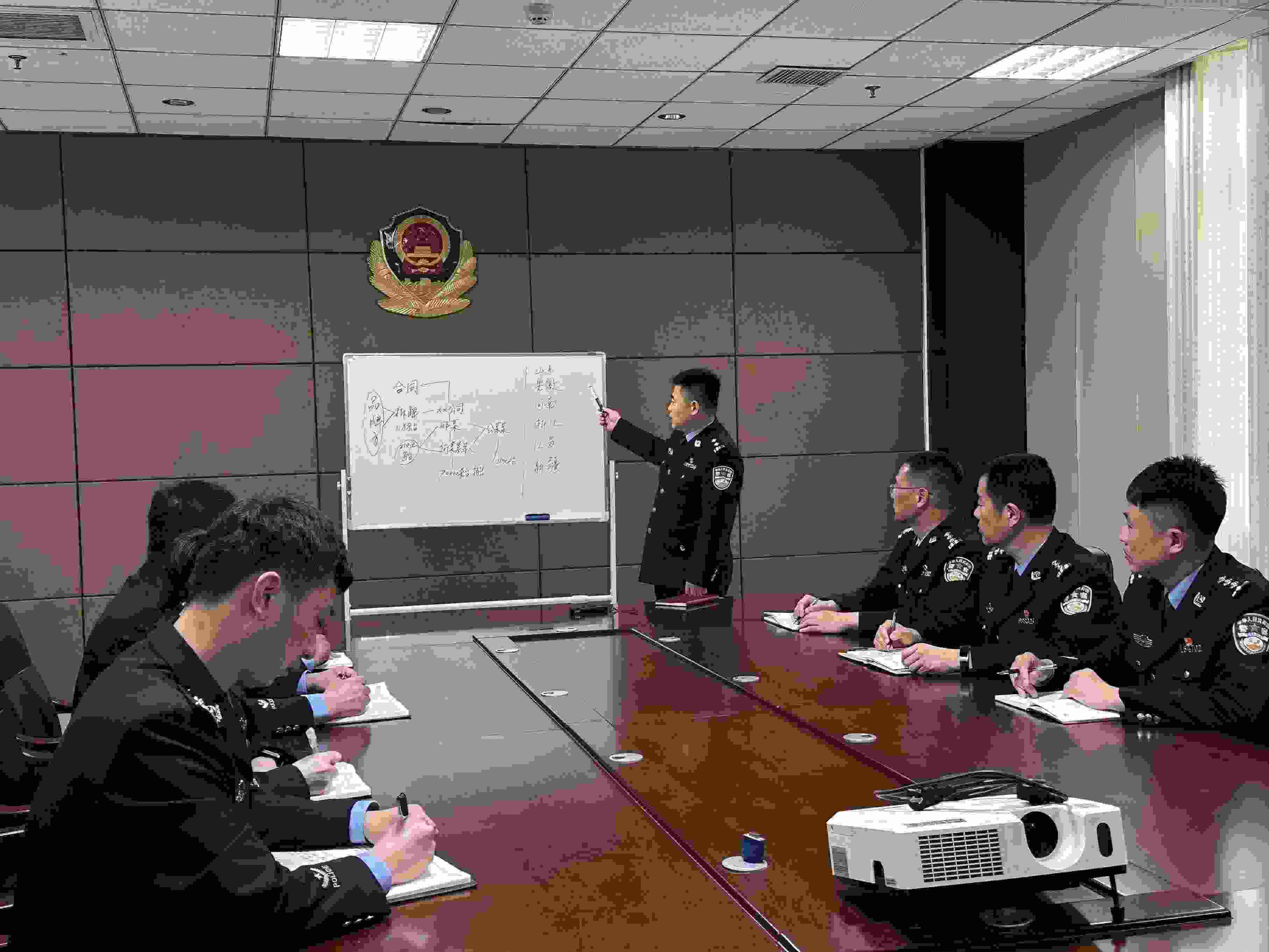 專案組辦案民警介紹案情。人民網(wǎng)記者 郝萍攝