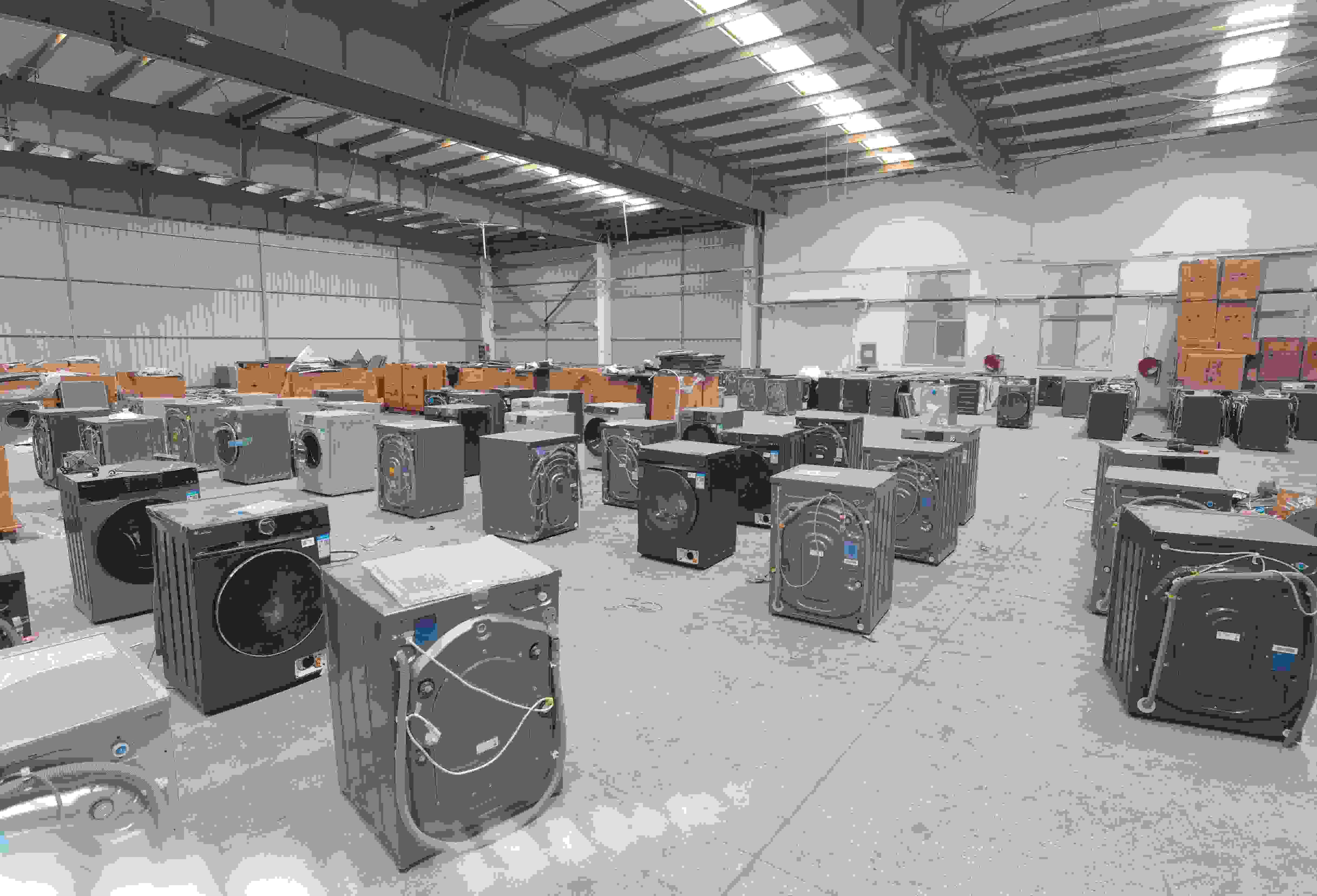 專案組民警查扣涉案場所及假冒知名品牌洗衣機。巨野警方供圖