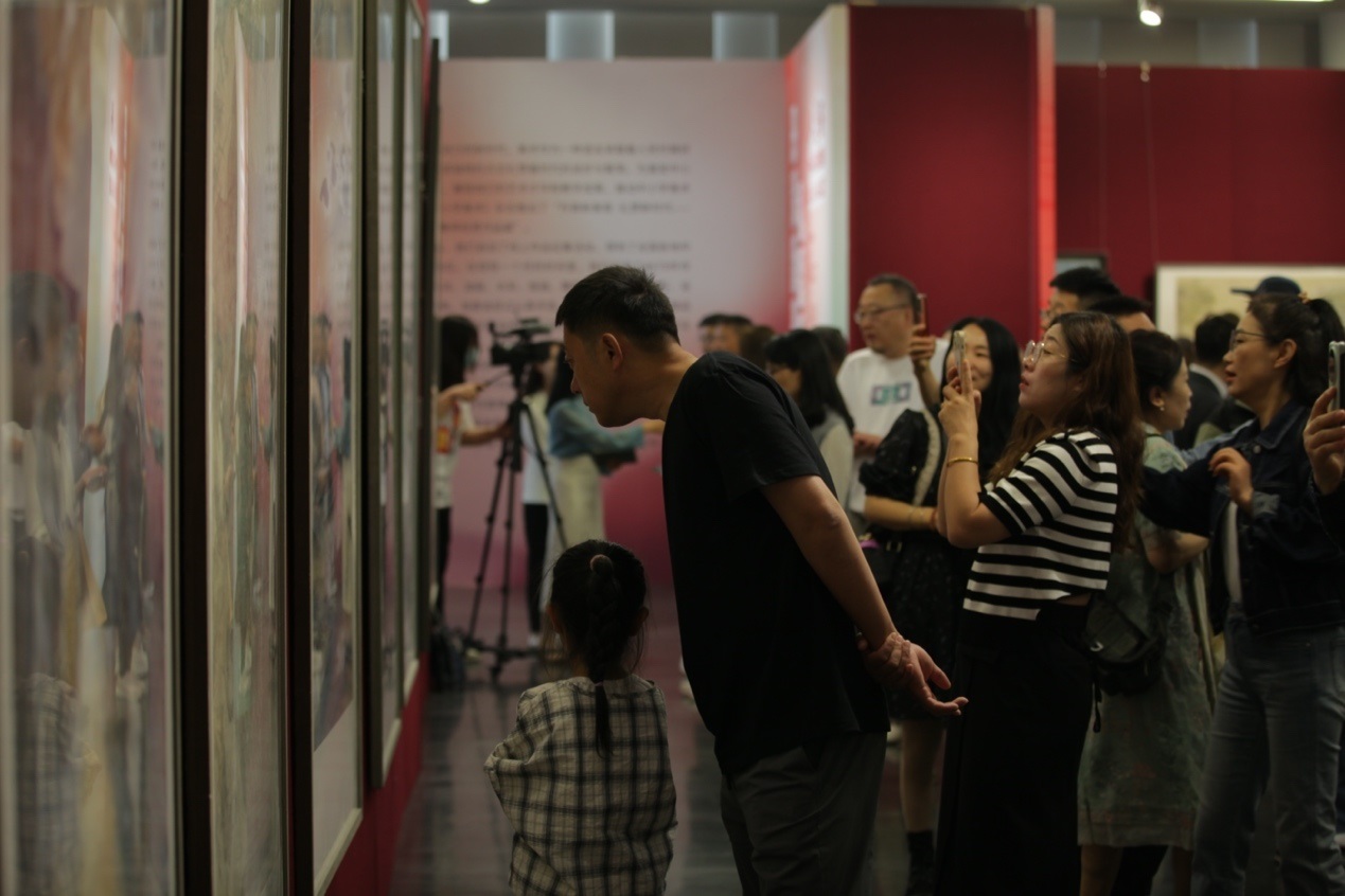 嘉賓及教研員、教師代表參觀展覽。主辦方供圖