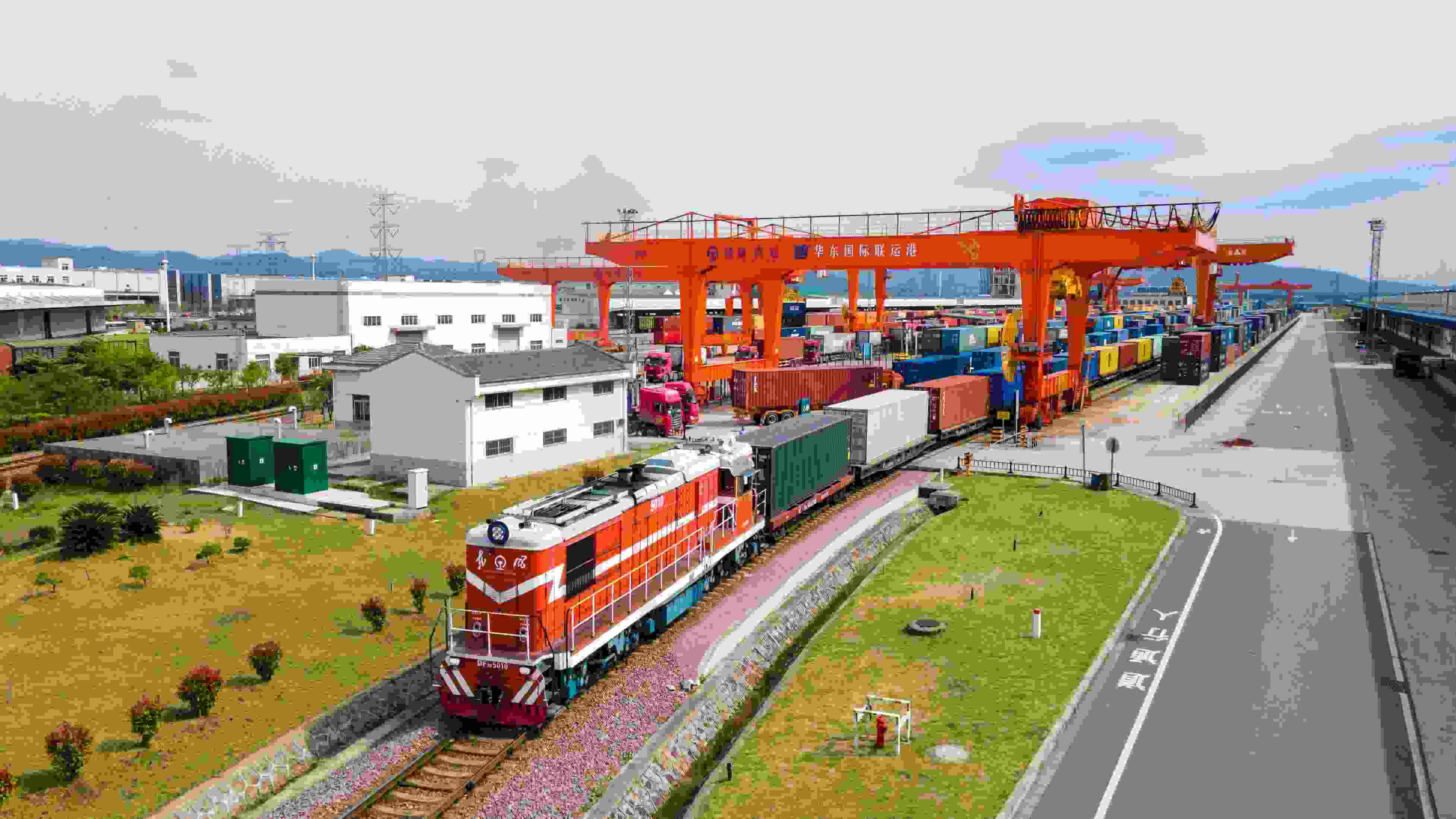 △2024年4月1日，浙江省金華華東國際聯(lián)運(yùn)港，一列中歐班列裝載110個(gè)標(biāo)箱日用百貨、電動(dòng)工具、機(jī)械裝備等貨物從鐵路金華南貨場啟程駛往匈牙利布達(dá)佩斯。