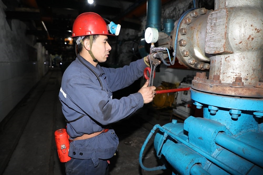 2024年4月30日，冀中能源峰峰集團(tuán)新屯礦機(jī)電區(qū)副區(qū)長(zhǎng)顧博在井下泵房檢修水泵。新華社發(fā)