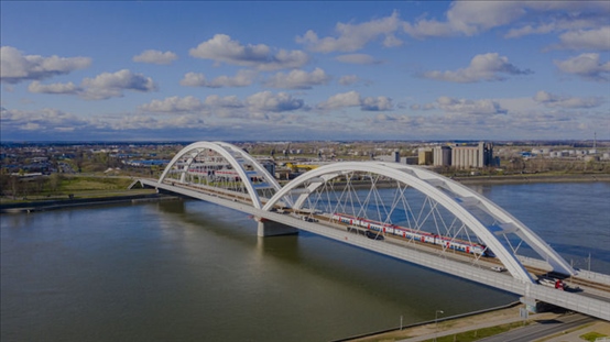 △2024年3月12日，一列火車運(yùn)行在匈塞鐵路塞爾維亞境內(nèi)貝諾段諾維薩德多瑙河大橋上。