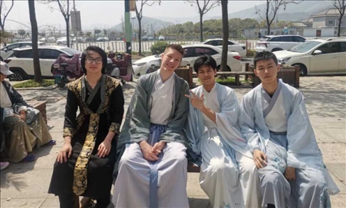 匈牙利學(xué)生與襄陽三十六中學(xué)生友好交流。