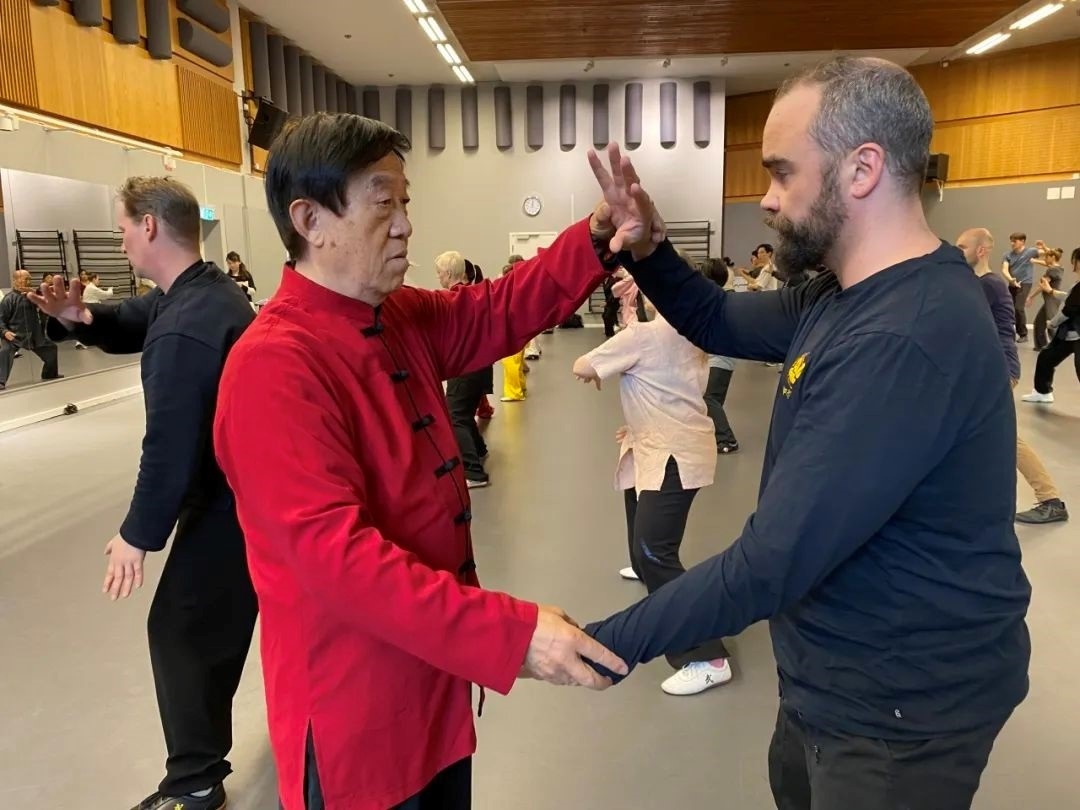 陳正雷老師親自示范指導(dǎo)。斯德哥爾摩中國文化中心供圖
