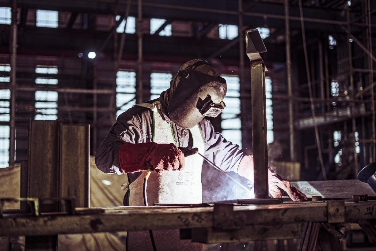 工人在沙特國(guó)王港項(xiàng)目現(xiàn)場(chǎng)進(jìn)行焊接操作。山東電建供圖