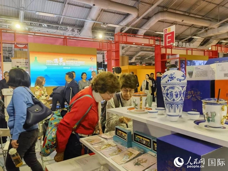 巴黎市民在“倍悅文創(chuàng)”展臺前(記者于超凡攝