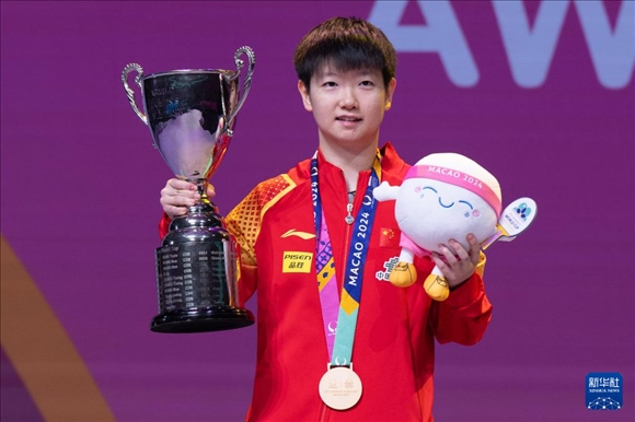 2024年4月21日，在2024年澳門國際乒聯(lián)女子世界杯決賽中，孫穎莎奪得冠軍。圖為孫穎莎在頒獎臺上。新華社記者 張金加 攝
