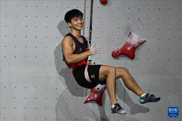 2024年4月13日，在江蘇吳江舉行的2024年國際攀聯(lián)攀巖世界杯（吳江站）男子速度決賽中，中國選手伍鵬獲得冠軍。圖為中國選手伍鵬在決賽后慶祝。新華社發(fā)（王須中攝）