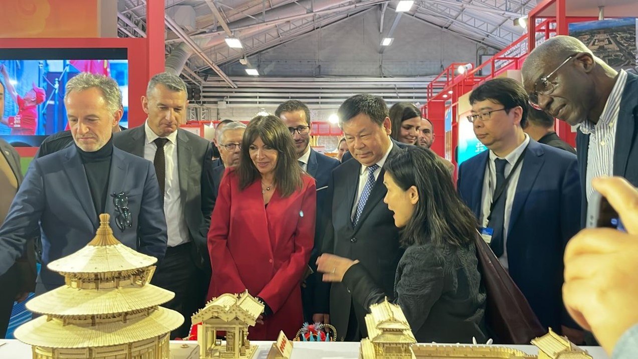 巴黎市市長安妮·伊達(dá)爾戈參觀展覽。主辦方供圖