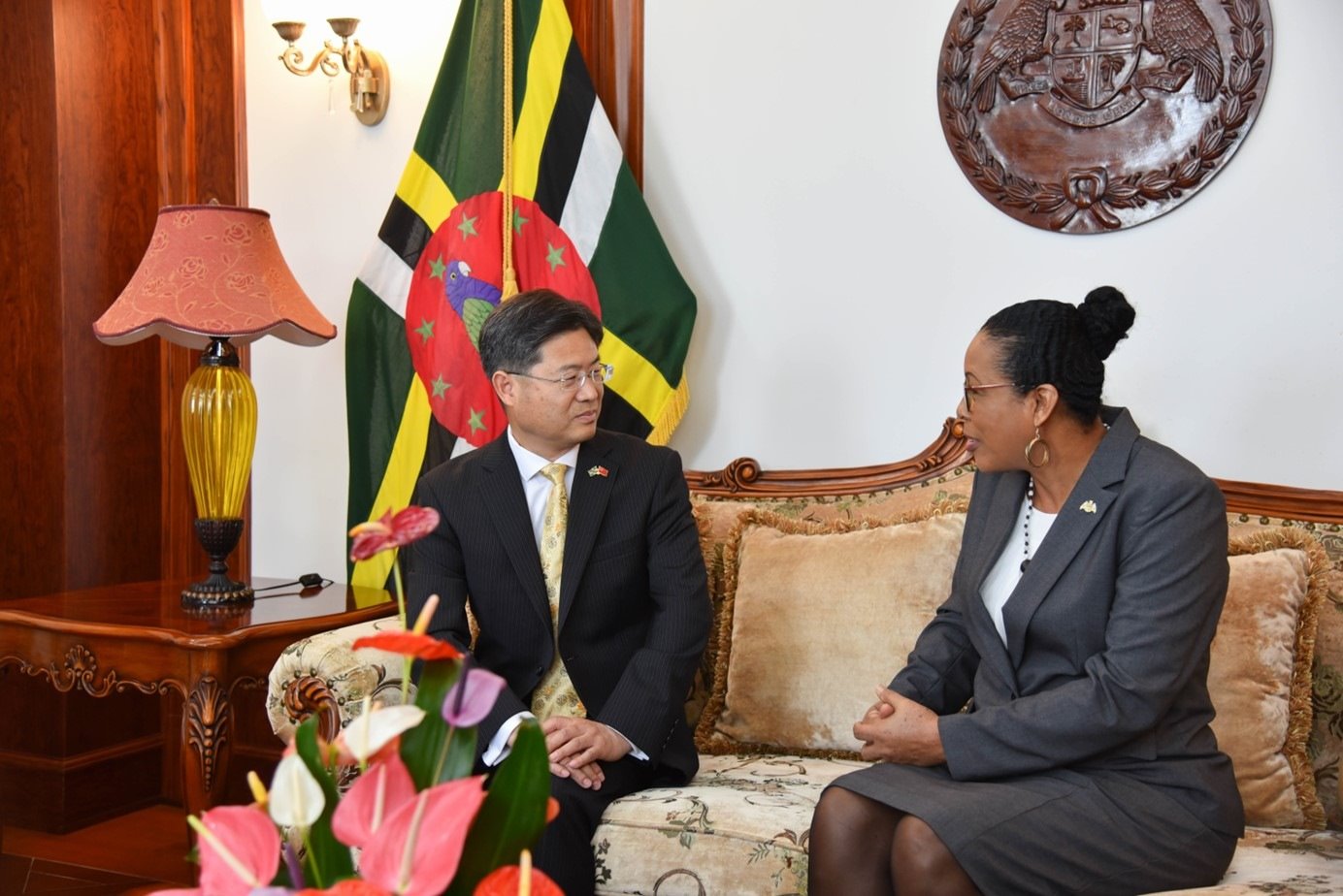 當?shù)貢r間5月3日，中國新任駐多米尼克大使儲茂明（左）向多總統(tǒng)伯頓遞交國書。 中國駐多米尼克大使館供圖