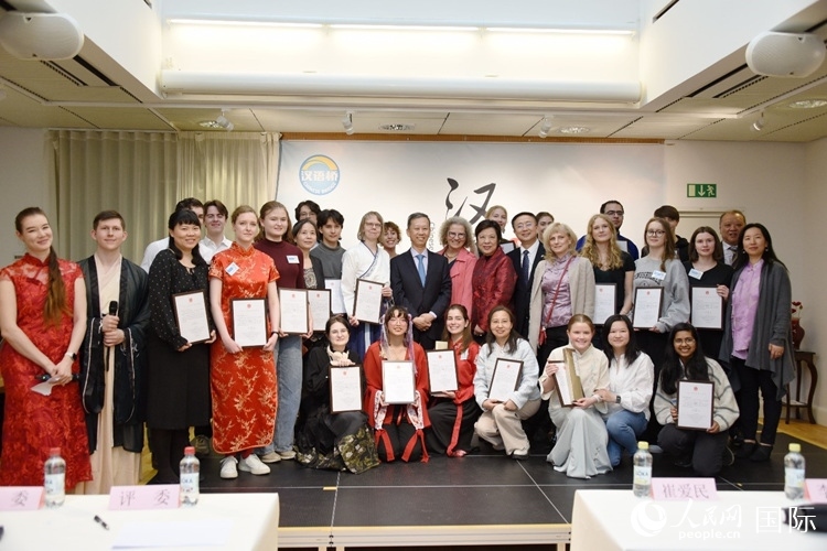 中國(guó)駐瑞典大使崔愛(ài)民、使館負(fù)責(zé)教育事務(wù)的黃立瓊參贊、預(yù)選賽評(píng)委老師和指導(dǎo)老師，以及所有獲獎(jiǎng)選手合影留念。人民網(wǎng)記者 殷淼攝