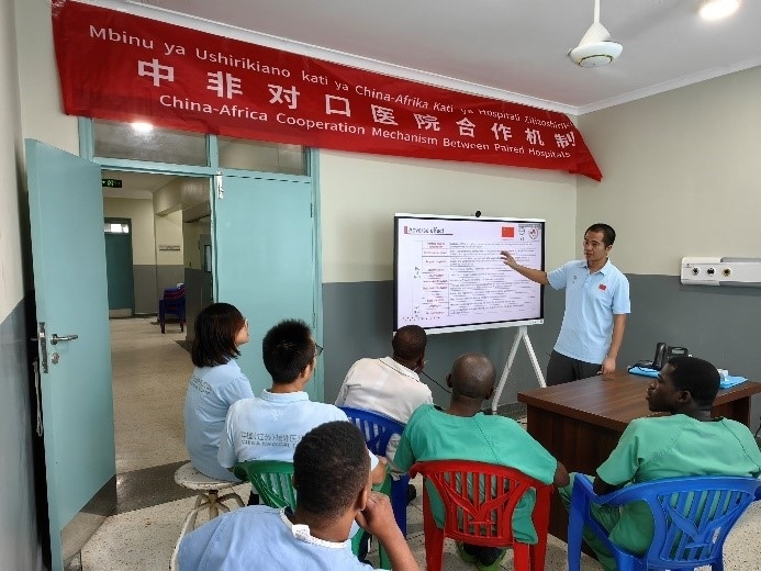 王林醫(yī)生開展術后疼痛管理的專題講座。中國（江蘇）第33期援桑給巴爾醫(yī)療隊供圖