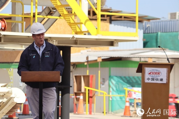 智利交通與電信部部長胡安·卡洛斯·穆尼奧斯在儀式上為盾構(gòu)機(jī)進(jìn)行命名，并宣布盾構(gòu)始發(fā)。陳露明攝