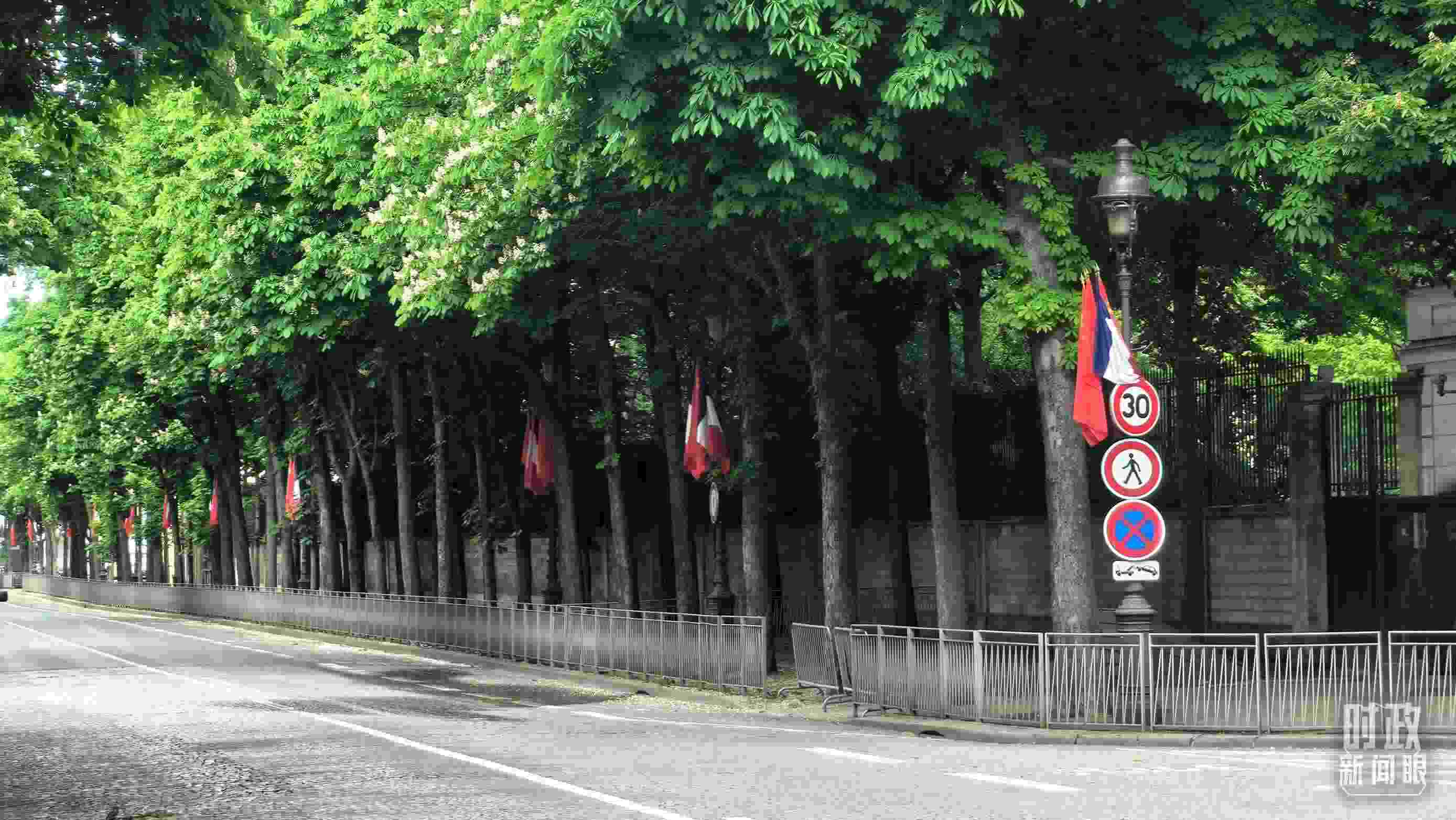 △巴黎道路兩側(cè)懸掛中法兩國國旗。（總臺央視記者鄂介甫拍攝）