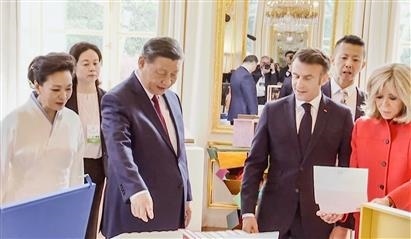 △當(dāng)?shù)貢r(shí)間5月6日下午，在中法領(lǐng)導(dǎo)人會談前，習(xí)近平主席向馬克龍總統(tǒng)贈送中國翻譯的法國小說。