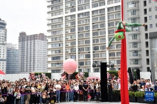 5月7日，演員在長沙國金中心表演木偶劇。新華社記者 陳振海 攝