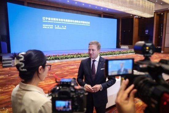 4月26日，寶馬集團(tuán)董事長(zhǎng)齊普策接受采訪。新華社記者 潘昱龍 攝