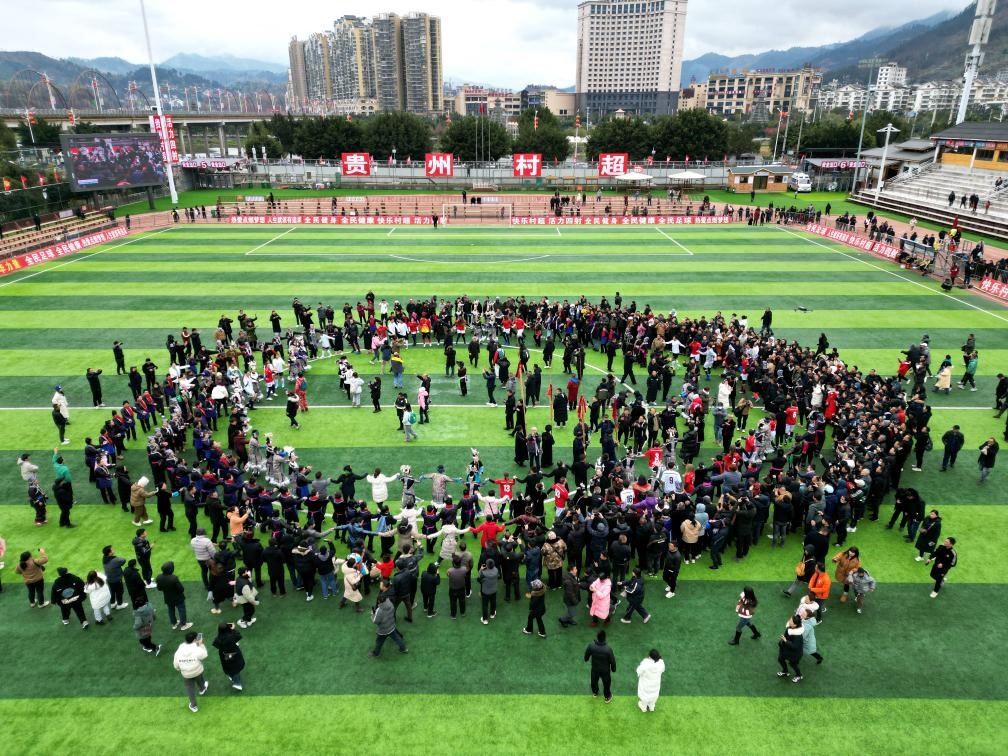 比賽結(jié)束后，兩隊隊員、親友團和大批觀眾手拉手跳起侗族舞蹈。新華社發(fā)（王炳真攝）