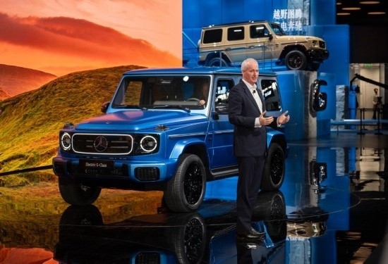 4月25日，在北京中國(guó)國(guó)際展覽中心順義館舉行的2024北京車展上，梅賽德斯—奔馳集團(tuán)股份公司董事會(huì)成員唐仕凱介紹梅賽德斯—奔馳純電G級(jí)越野車。新華社記者 才揚(yáng) 攝