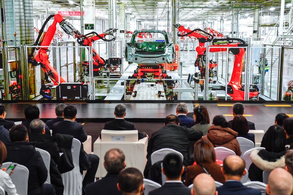 2024年1月26日，奧迪一汽新能源汽車有限公司預批量生產(chǎn)正式啟動，嘉賓觀看奧迪一汽新能源汽車有限公司生產(chǎn)車間的宣傳短片。新華社記者 許暢 攝