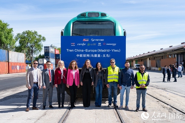 義新歐集團(tuán)合作伙伴德鐵貨運(yùn)歐亞有限公司員工與紀(jì)念號(hào)班列合影留念。大衛(wèi)·阿瑪爾攝
