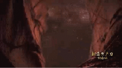 要甄別并發(fā)現(xiàn)暗物質(zhì)粒子，如同在一場人聲鼎沸的足球比賽現(xiàn)場聽見一根鋼針跌落的聲音。