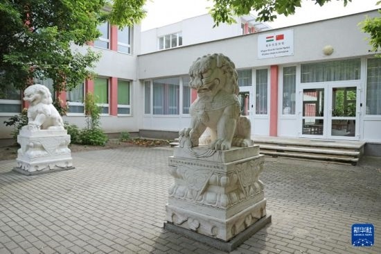 這是5月3日在匈牙利布達(dá)佩斯拍攝的匈中雙語學(xué)校校門。新華社記者 趙丁喆 攝