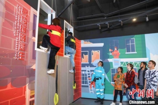 5月9日，留學(xué)生體驗(yàn)?zāi)M高樓緩降逃生。張鷹 攝