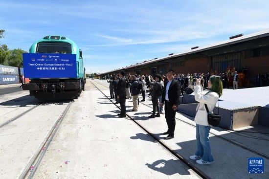 5月8日，在西班牙馬德里，嘉賓們參加中歐班列（義烏—馬德里）開行十周年紀念號班列發(fā)車儀式。新華社發(fā)（古斯塔沃·巴連特攝）