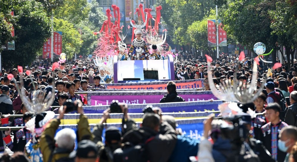 在貴州雷山縣縣城，苗族群眾身著盛裝，載歌載舞參加苗年和鼓藏節(jié)的巡游活動(dòng)（2023年11月16日攝）。新華社記者 楊楹 攝