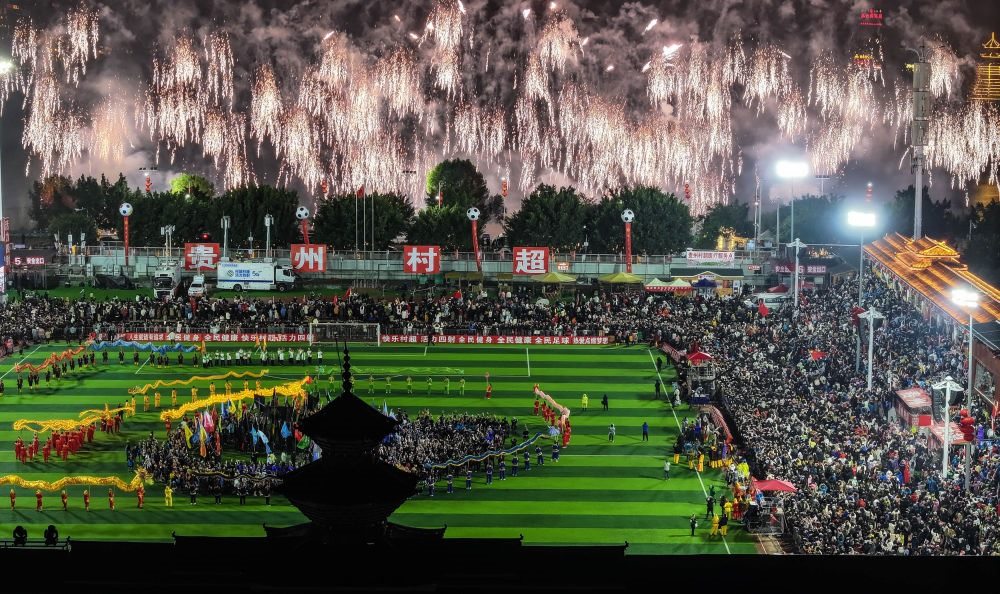 在貴州省榕江縣舉行的2024全國(guó)“村晚”示范展示活動(dòng)暨貴州“村超村晚”活動(dòng)中，音樂(lè)煙花秀精彩上演（2024年2月3日攝，無(wú)人機(jī)照片）。新華社記者 劉續(xù) 攝