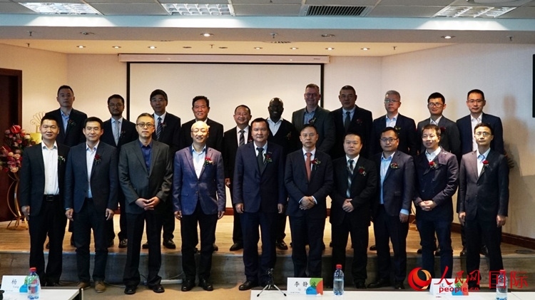 與會(huì)嘉賓合影。人民網(wǎng) 劉暢攝