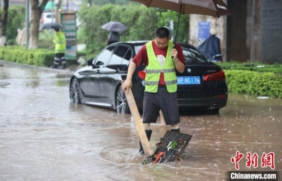 5月10日，廣西沿海遭遇強降雨。圖為欽州市城區(qū)多處積澇。陸敏 攝