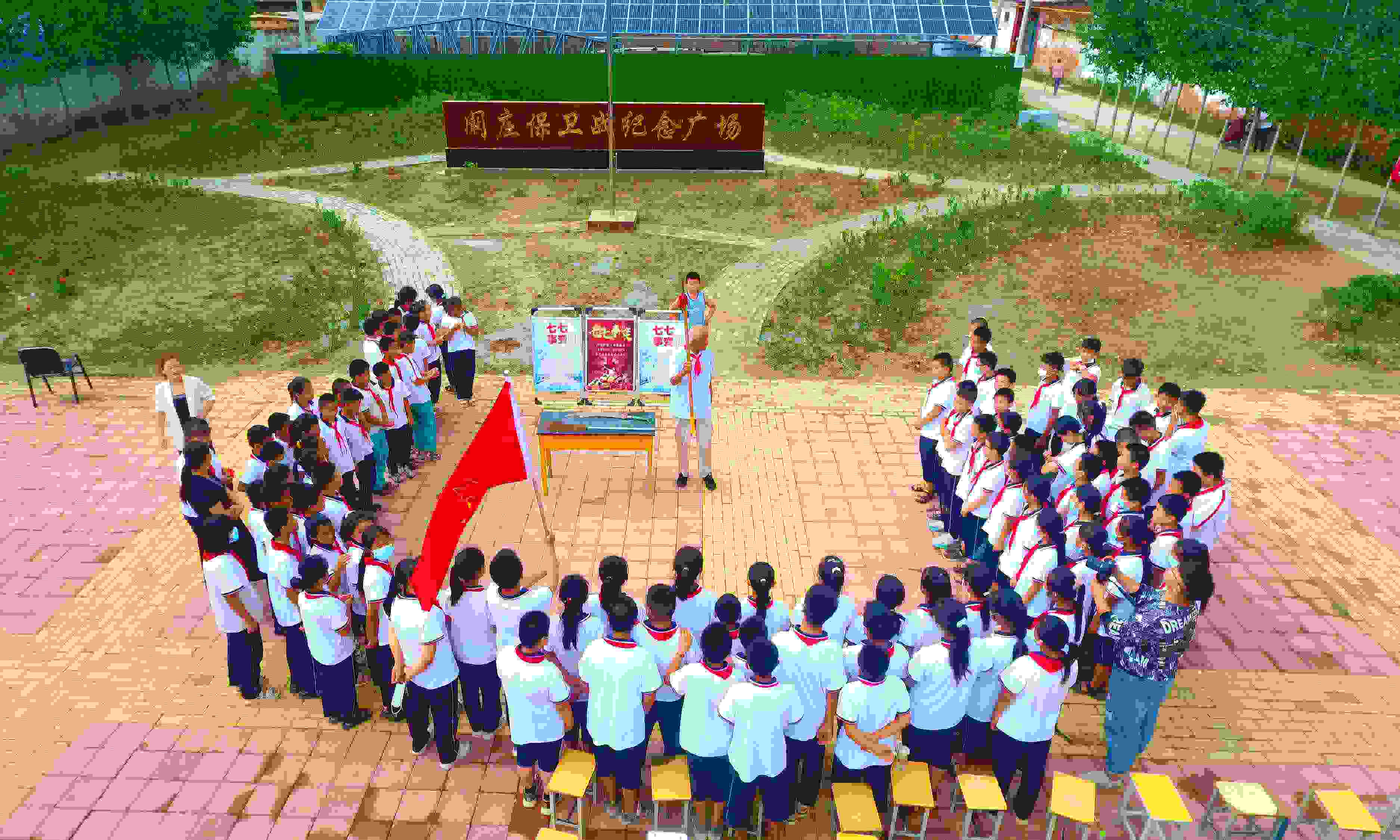 2022年7月6日，山東省聊城市，在茌平區(qū)菜屯鎮(zhèn)闞莊村的闞莊保衛(wèi)戰(zhàn)紀(jì)念廣場(chǎng)，闞莊保衛(wèi)戰(zhàn)親歷者王光木老人為小學(xué)生們講述抗戰(zhàn)故事，展示大刀、長(zhǎng)矛。