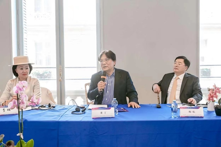 法中交流促進(jìn)會(huì)會(huì)長、作家、翻譯家、法國最高榮譽(yù)騎士勛章獲得者亞丁發(fā)言（圖片：中國傳媒大學(xué)