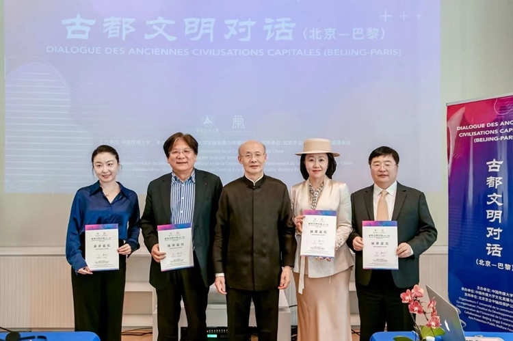 與會(huì)嘉賓受頒證書（圖片：中國傳媒大學(xué)