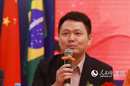 中國駐里約熱內(nèi)盧總領(lǐng)館副總領(lǐng)事王尉育在座談會上致辭。人民網(wǎng)記者 陳海琪攝
