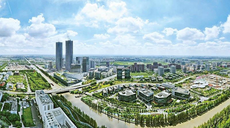 建立全國第一個(gè)國際貿(mào)易“單一窗口”，開設(shè)全國第一批自由貿(mào)易賬戶，設(shè)立全國第一家外商獨(dú)資醫(yī)院、第一家外商獨(dú)資公募基金公司、第一家外商獨(dú)資汽車制造企業(yè)……中國（上海）自由貿(mào)易試驗(yàn)區(qū)掛牌以來，誕生了若干個(gè)“全國第一”，在制造業(yè)、金融業(yè)等數(shù)十個(gè)開放領(lǐng)域，實(shí)現(xiàn)一批全國首創(chuàng)項(xiàng)目落地。圖為上海自貿(mào)區(qū)張江片區(qū)（2023年9月10日攝，無人機(jī)照片）。 新華社記者 方喆/攝