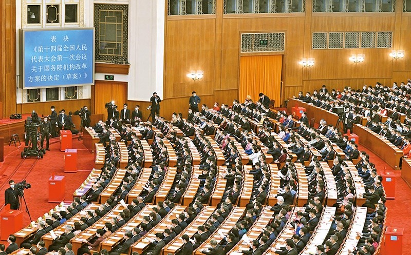 2023年3月10日，十四屆全國人大一次會議在北京人民大會堂舉行第三次全體會議，表決通過了關(guān)于國務(wù)院機(jī)構(gòu)改革方案的決定。圖為會議現(xiàn)場。 新華社記者 岳月偉/攝