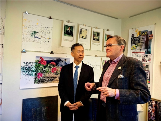 中國駐瑞典大使崔愛民和瑞典跨國和平與未來研究基金會主席約貝里。 中國駐瑞典大使館供圖