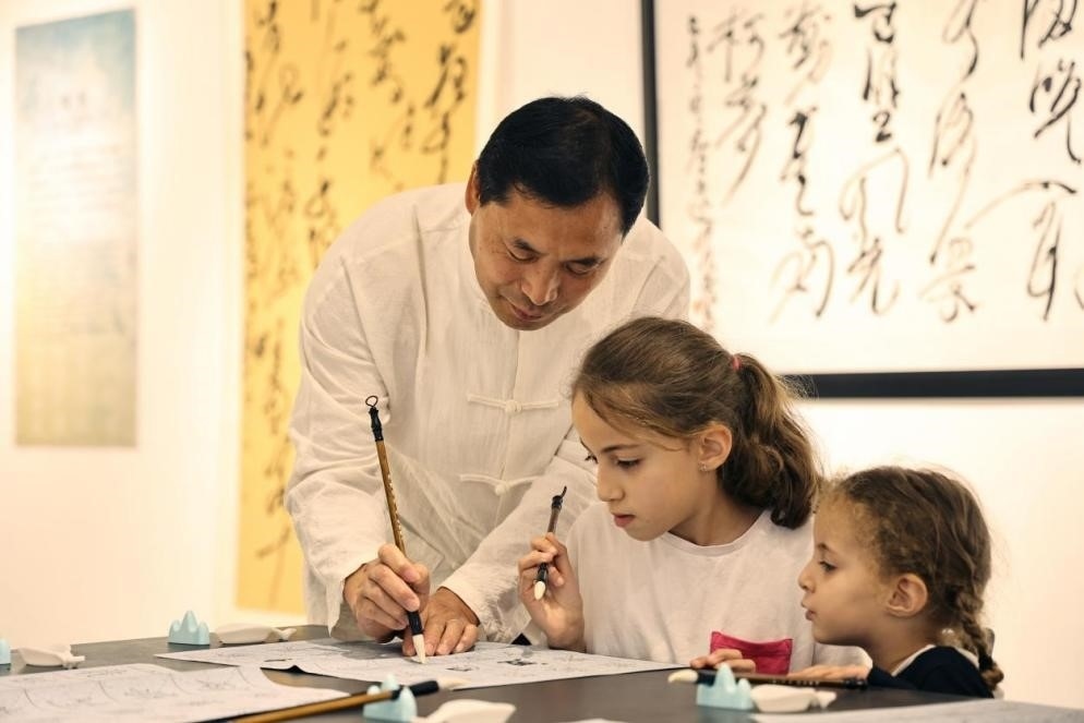 中國書法老師帶領現(xiàn)場觀眾體驗書法。拉巴特中國文化中心供圖