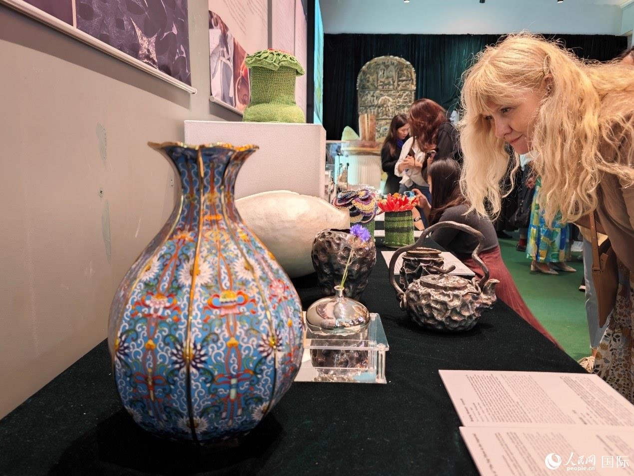 英國觀眾被中國手工藝制品所吸引。邢雪攝