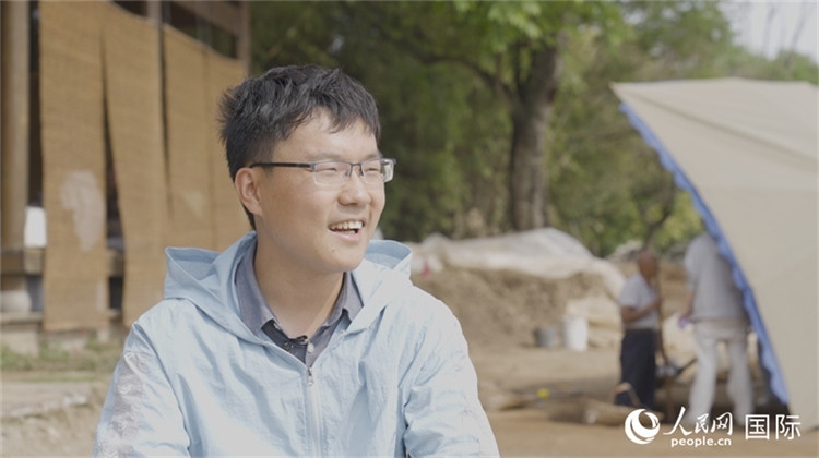 四川省文物考古研究院館員許丹陽(yáng)接受人民網(wǎng)采訪。人民網(wǎng)記者 張榮攝