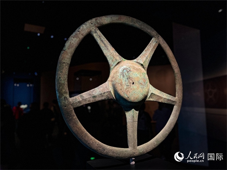 三星堆博物館中展出的太陽(yáng)輪。人民網(wǎng)記者 羨江楠攝