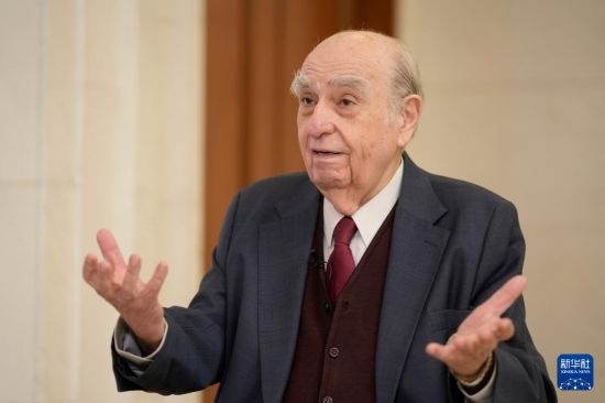  5月17日，烏拉圭前總統(tǒng)胡利奧·瑪麗亞·桑吉內(nèi)蒂在蒙得維的亞接受新華社記者專訪。新華社發(fā)（尼古拉斯·塞拉亞攝）