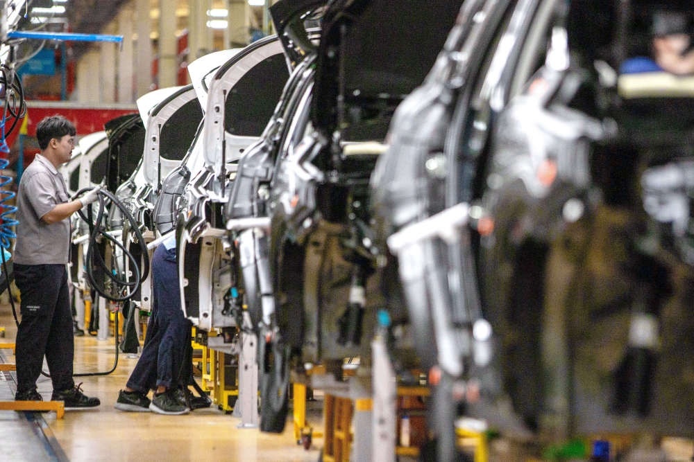 2023年9月7日，在位于泰國春武里府的上汽正大公司汽車工廠，工人在生產(chǎn)車間內(nèi)工作。新華社記者 王騰 攝