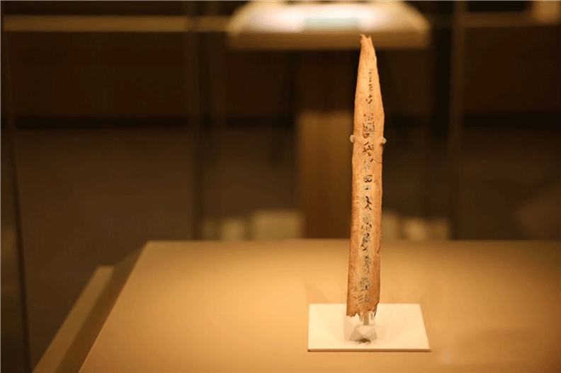 △殷墟博物館新館中展有我國(guó)博物館現(xiàn)存唯一一件文字鑲嵌綠松石甲骨。